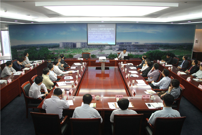 集团举行党委中心组集体学习会